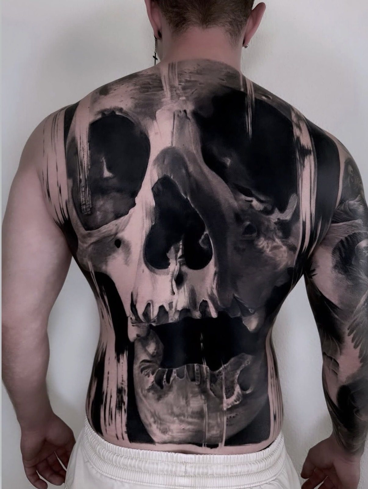 Großflächiges Totenkopf-Tattoo über den ganzen Rücken, Black and Grey Realism von Ruby, Karlsruhe