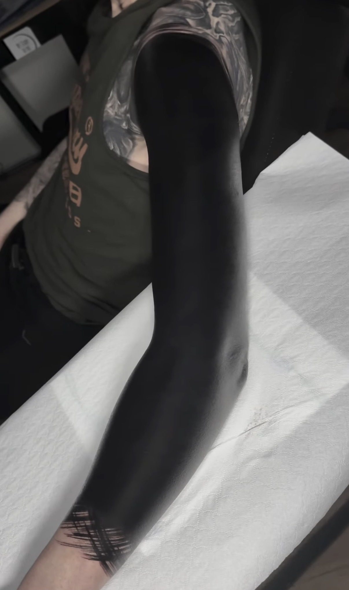 Blackout-Arm mit weichem Übergang, Blackwork von Ruby, Karlsruhe