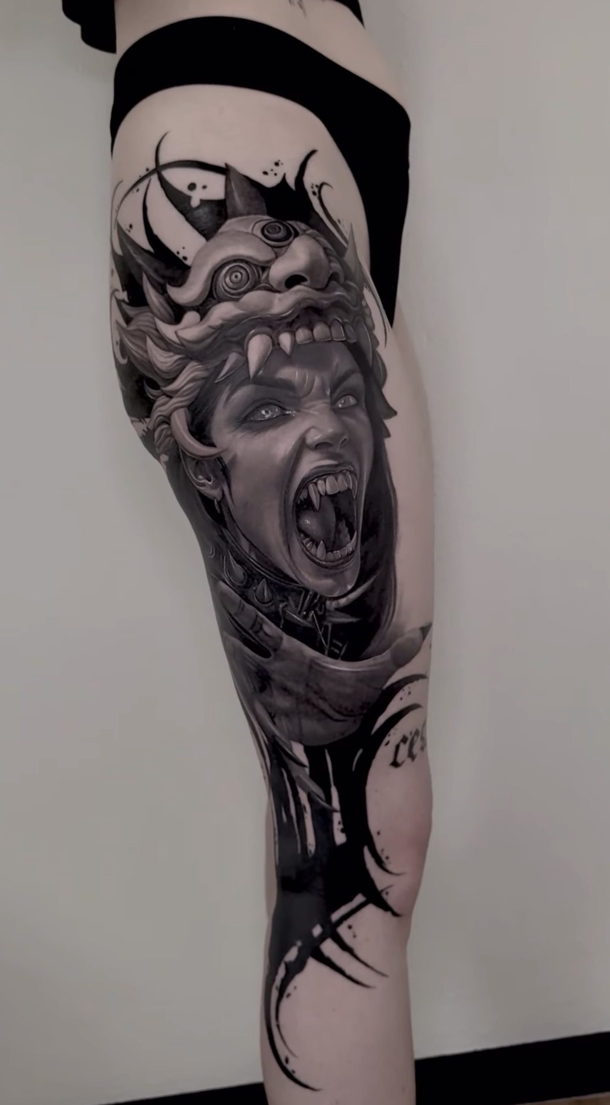 Dark Realism Tattoo einer schreienden Dämonin auf dem Bein, von Ruby