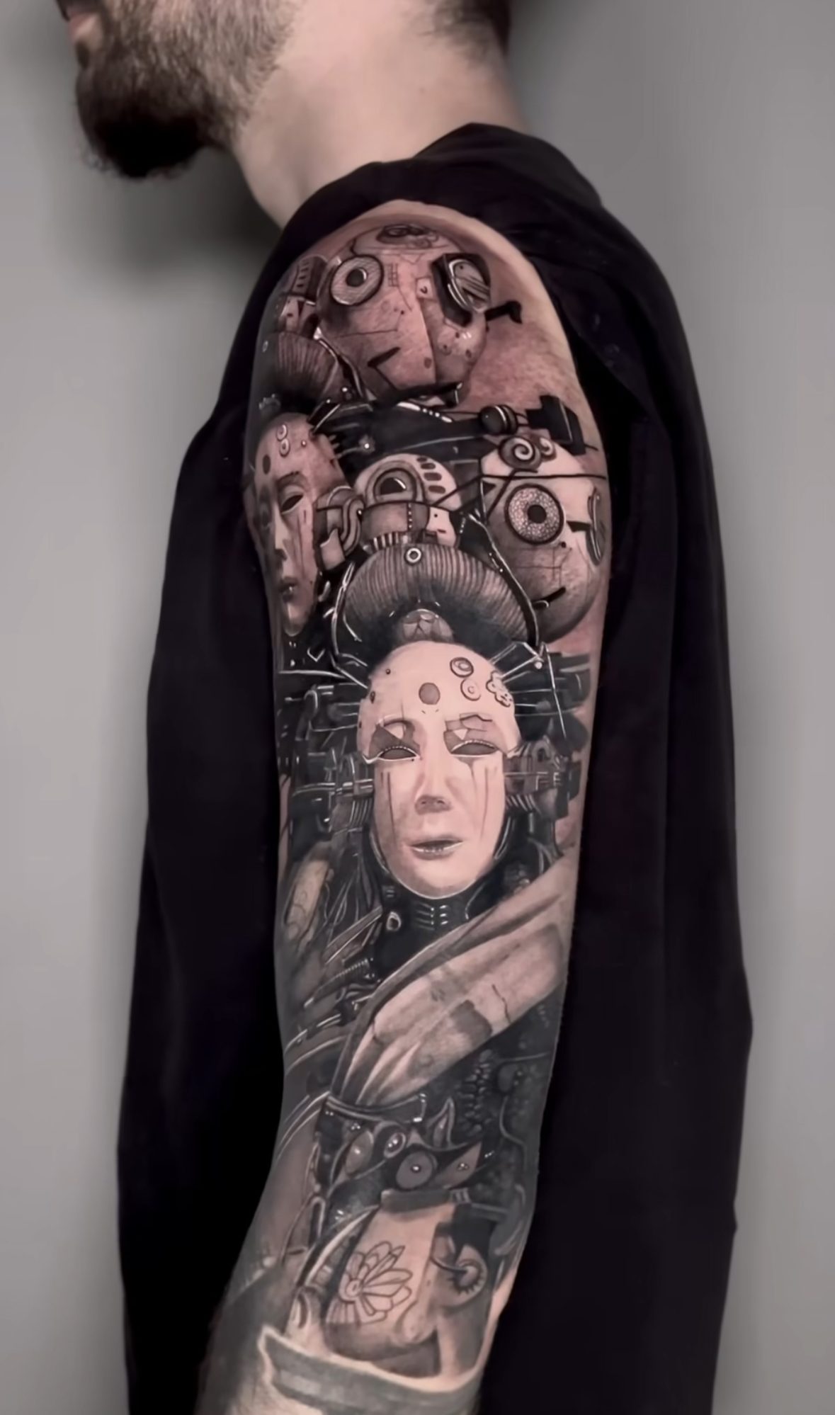 Biomechanisches Sleeve mit Masken und Portraits, Black and Grey Realism von Ruby