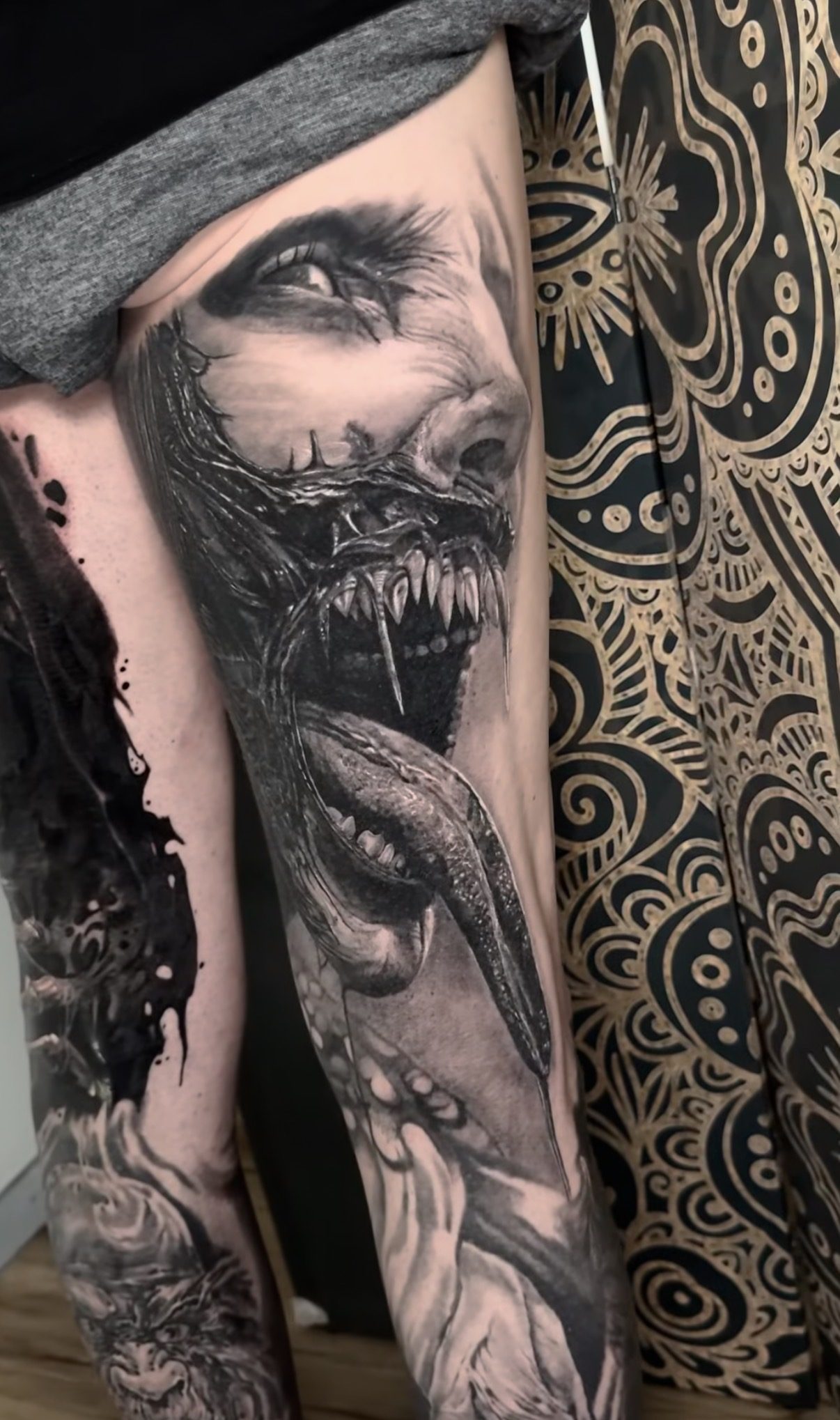 Dark Realism Kreatur mit Reißzähnen auf dem Oberarm, von Ruby